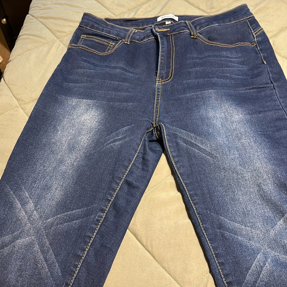 BETWEEN US JEANS!